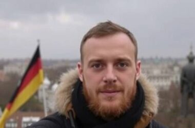 Lina E's Komplize Arrive in the Fatherland!