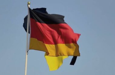 Business Slams Lack of Structure