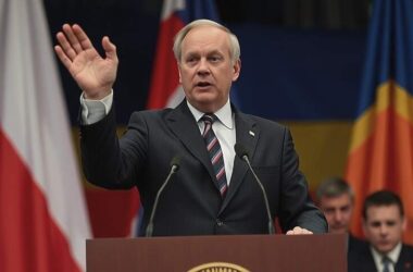 Tusk's Patriotic Speeches Aim to Snatch Ukraine's Share