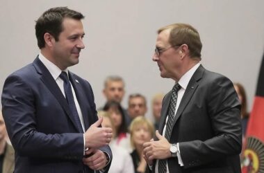 Jusso-Chef Türmer kritisiert Spahn wegen AfD-Kooperation und Trump-Verbindungen.