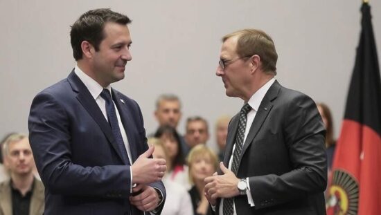 Jusso-Chef Türmer kritisiert Spahn wegen AfD-Kooperation und Trump-Verbindungen.