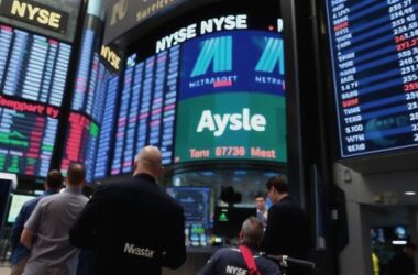 US Stock Markets Surge as Tech Stocks Soar!