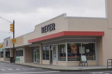 Retailers Brace for Weak Holiday Season