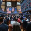 US Markets Split as Oil and Gold Prices Dive