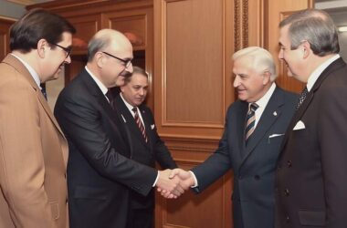 Berlin Cautiously Considers Pahlavi's Role in Post-Mullah Iran